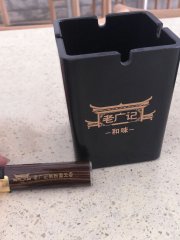 老广记店面里的烟灰缸